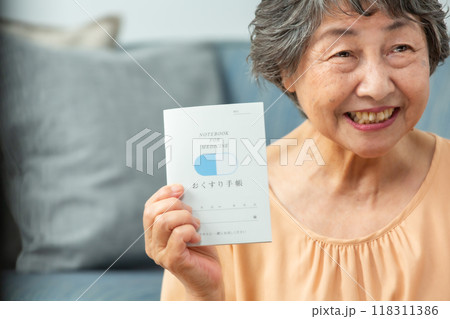 薬を飲むシニア女性 118311386