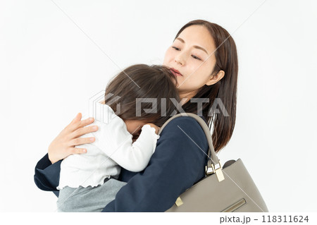 ワーキングマザー　女児　抱っこ 118311624