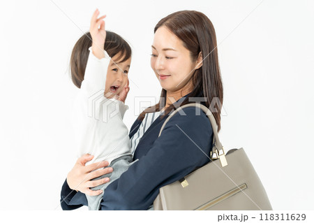 ワーキングマザー　女児　抱っこ 118311629