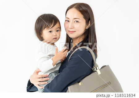 ワーキングマザー　女児　抱っこ 118311634