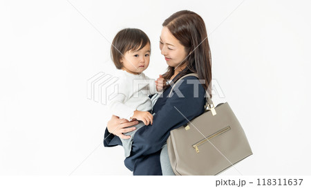ワーキングマザー　女児　抱っこ 118311637