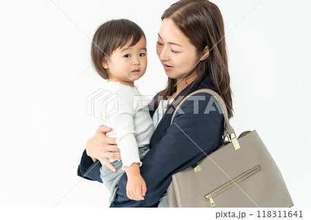ワーキングマザー 女児 抱っこ ワーキングマザー 女児 抱っこ 118311641