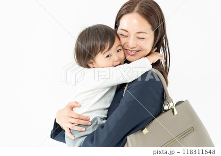 ワーキングマザー　女児　抱っこ 118311648