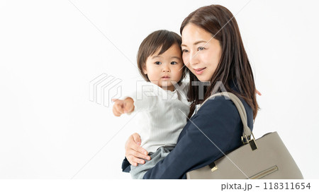ワーキングマザー　女児　抱っこ 118311654