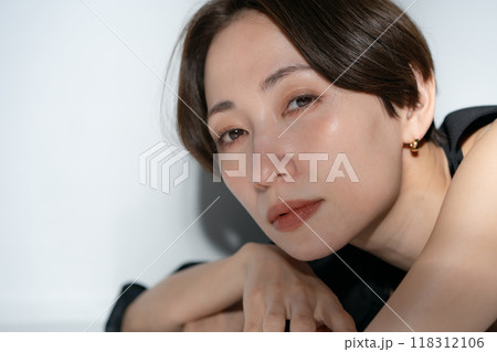 モードなイメージのビューティー　女性 118312106