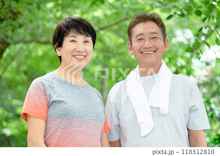 スポーツウエアのシニア夫婦　笑顔 118312810