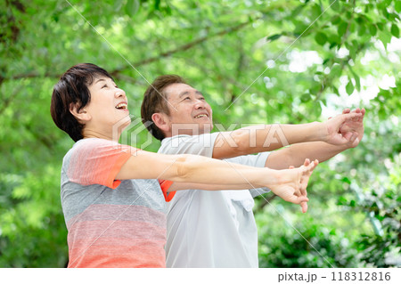 伸びをするシニア夫婦　新緑 118312816