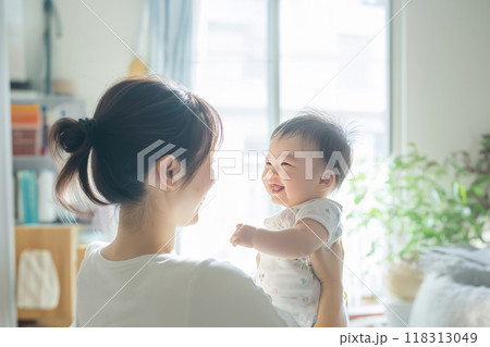 赤ちゃんを抱っこしているお母さん　AI生成画像 118313049