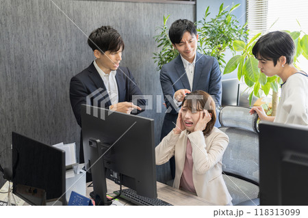 詰め寄られるビジネスウーマン 118313099