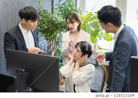 詰め寄られるビジネスウーマン 118313104