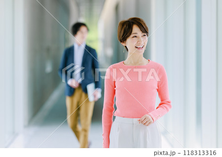 男女ビジネスイメージ 男女ビジネスイメージ 118313316