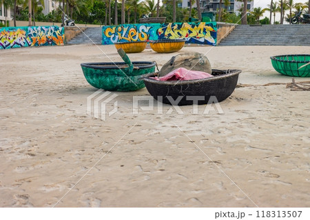 Round fishing boatsson the sand 118313507