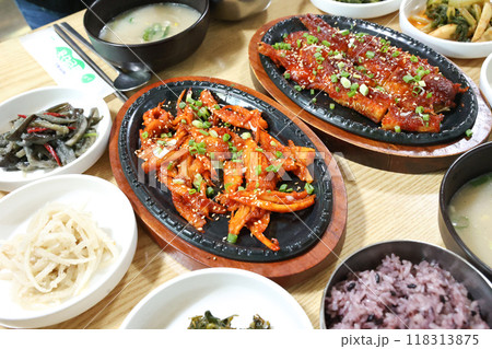 korea food. grilled deodeok root, mountain herb whose roots have restorative properties 118313875
