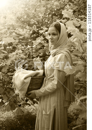 Young girl with basket in the park 118314187