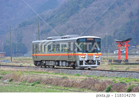 姫新線　西栗栖ー千本　JR西日本　キハ122-2（姫路） 118314270