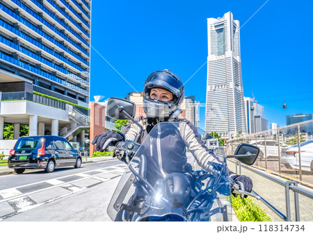 横浜をツーリングする女性ライダー 118314734