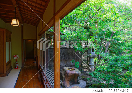 手水鉢と石灯籠 旧斎藤家別邸庭園 国指定名勝 手水鉢と石灯籠 旧斎藤家別邸庭園 国指定名勝 118314847