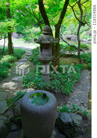 手水鉢と石灯籠　旧斎藤家別邸庭園　国指定名勝 118314866