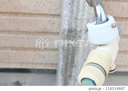 水やりのホースの水漏れ 水やりのホースの水漏れ 118314987