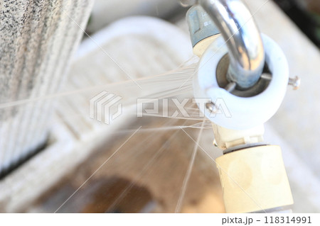 水やりのホースの水漏れ 118314991