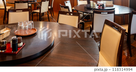 中華料理店の円卓、回転テーブル 118314994