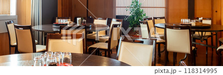 中華料理店の円卓、回転テーブル 118314995