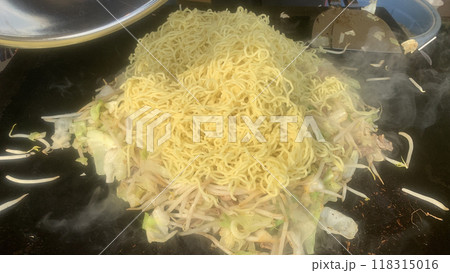 縁日の焼きそば調理 日本のお祭り風景 縁日の焼きそば調理 日本のお祭り風景 118315016