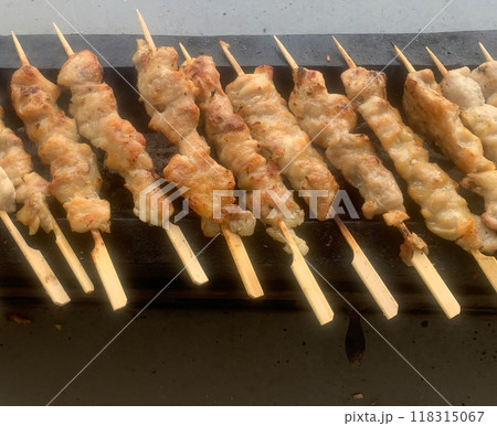 縁日の焼き鳥　日本のお祭り風景 118315067