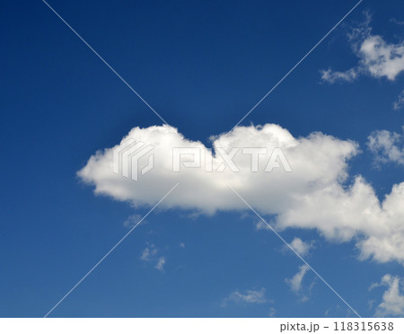 Single clouds in blue sky 118315638
