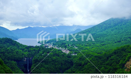 明智平展望台から見える華厳の滝と中禅寺湖 118316184