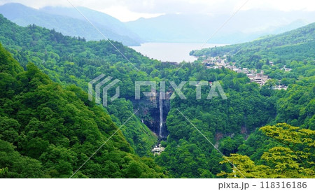 明智平展望台から見える華厳の滝と中禅寺湖 118316186