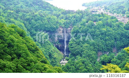 明智平展望台から見える華厳の滝と中禅寺湖 118316187