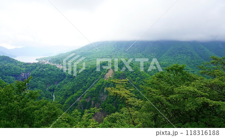 明智平展望台から見える華厳の滝と中禅寺湖 118316188