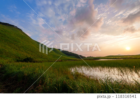 2024年すすきが開花し始めた初秋の曽爾高原　空と雲を黄金色に染めながら沈んで行く夕日① 118316541