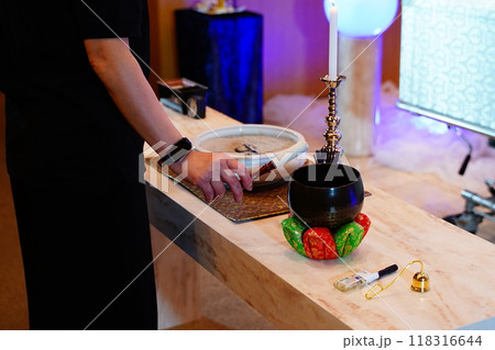 鈴を叩く親族 118316644