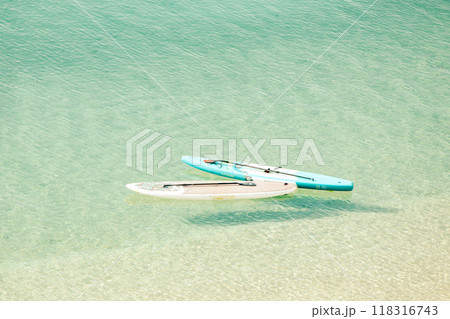 ビーチに浮かぶスタンドアップパドルボード ビーチに浮かぶスタンドアップパドルボード 118316743