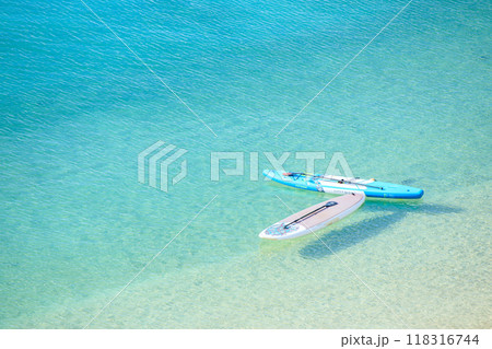 ビーチに浮かぶスタンドアップパドルボード ビーチに浮かぶスタンドアップパドルボード 118316744