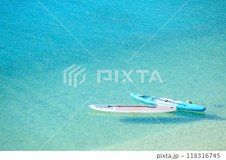 ビーチに浮かぶスタンドアップパドルボード ビーチに浮かぶスタンドアップパドルボード 118316745