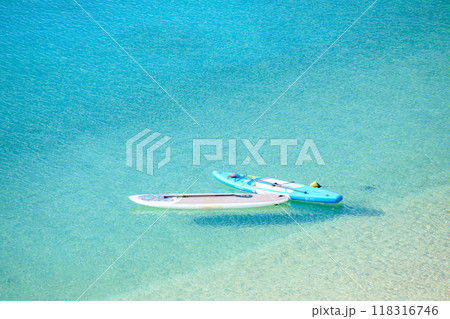 ビーチに浮かぶスタンドアップパドルボード 118316746