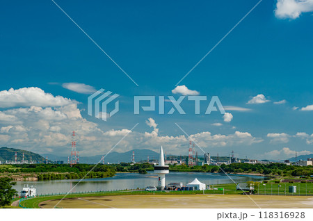 夏の淀川河川公園枚方地区風景　枚方市 118316928