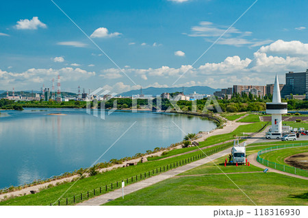 夏の淀川河川公園枚方地区風景 枚方市 夏の淀川河川公園枚方地区風景 枚方市 118316930