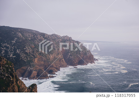 霧と曇りでかすむロカ岬からの大西洋の風景 118317055