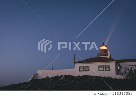 ユーラシア大陸最西端のロカ岬の灯台の夜の始まり 118317059