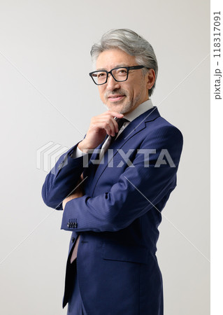 腕組みをするビジネスマン 118317091