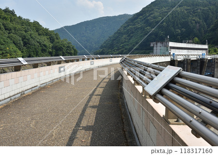 天ヶ瀬ダムの通路　夏 118317160