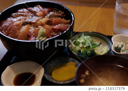 居酒屋さんの鰤の漬丼（青森県） 118317379