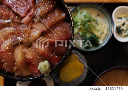 居酒屋ランチ鰤の漬け丼（青森県） 118317384