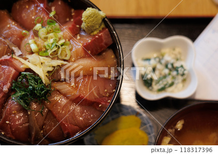 鰤漬け丼（青森県居酒屋ランチ） 118317396
