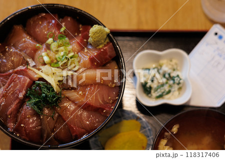 居酒屋さんのブリ漬丼（青森県） 118317406