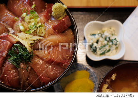 ブリの漬丼（青森県） 118317408